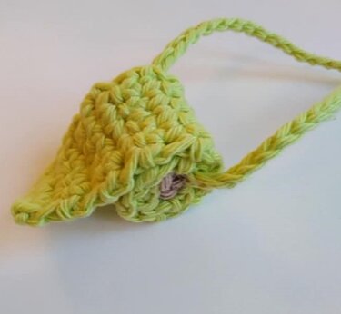 Hellgrüner gehäkelter Schlüsselanhänger in Blattform mit Schlaufe