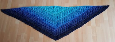 Gehäkeltes Dreieckstuch in Blau‑Türkis mit Strukturmuster