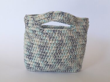 Handgehäkelte Tasche in Blau-, Grau- und Cremetönen mit zwei integrierten Griffen