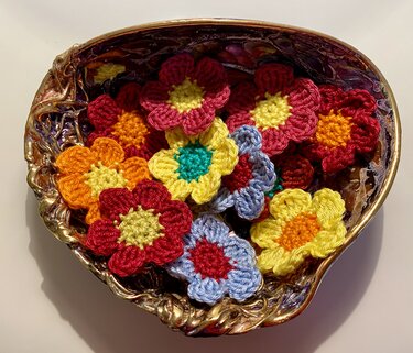 Schale mit kleinen, schnell gehäkelten Blumenapplikationen