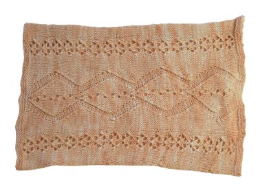 Flach liegender gestrickter Schal in Apricot mit Rautenmuster