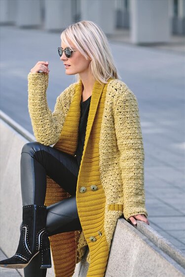 Gehäkelte Jacke mit extrabreiter gestrickter Rippenblende.