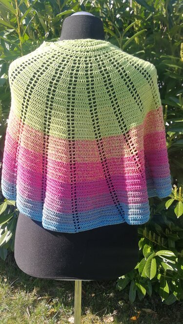 Pastellfarbenes gehäkeltes Halbrundtuch mit luftigem Rippenmuster