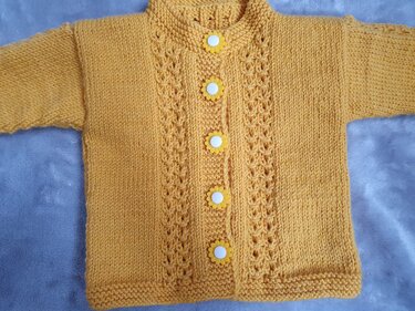 Strickanleitung für ein Babyjäckchen mit Pfauenmuster Größe 68/74