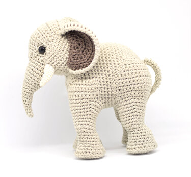 Gehäkelter Amigurumi‑Elefant hellbeige mit braunem Ohreninneren