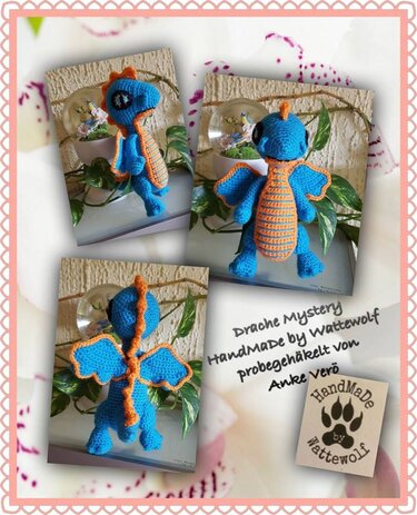 Gehäkelter Amigurumi-Drache in Blau und Orange mit gestreiftem Bauch