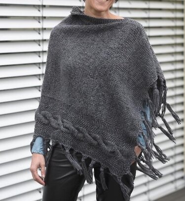 Poncho mit Zopfstreifen - Stricken