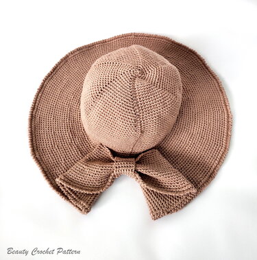 Gehäkelter Damen-Sonnenhut in Hellbraun, Draufsicht, breite Krempe und Schleife