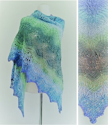 Gehäkeltes Dreieckstuch in Blau-Grün mit Spitzenmuster auf Schneiderpuppe