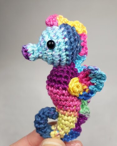 Buntes gehäkeltes Seepferdchen mit schwarzem Perlenauge, Nahaufnahme