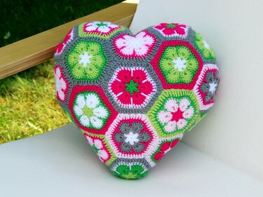 Herzkissen African Flowers - Häkelanleitung