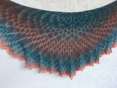 Halbrundes Stricktuch in Petrol, Türkis und Rostbraun mit feinem Lochmuster und lachsfarbenem Saum