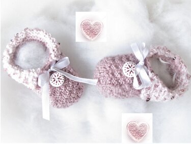 Zwei rosafarbene, handgestrickte Babyschuhe mit Zierschleifen und Knöpfen auf weichem Untergrund
