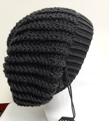Schwarze gestrickte Slouch-Mütze mit horizontalen Rippen und Kordelzug