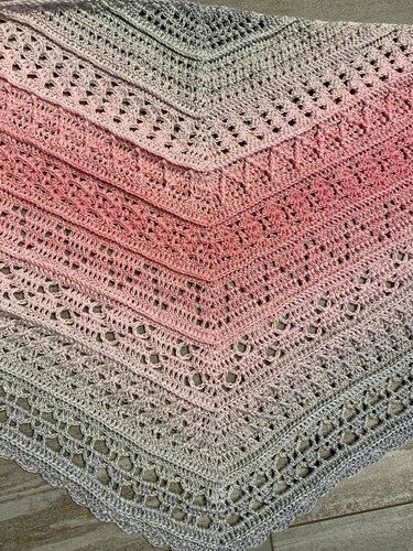 Gehäkeltes Dreieckstuch mit Grau‑Rosa Farbverlauf und Ajourmuster
