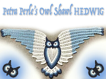 Gehäkeltes dreieckiges Tuch mit Eulenmotiv in Blau-, Hellblau- und Weißtönen