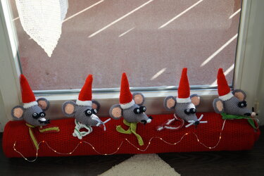 Mäuseparade -- Zugluftstopper Weihnachtsstimmung für die Balkontür - Häkeln
