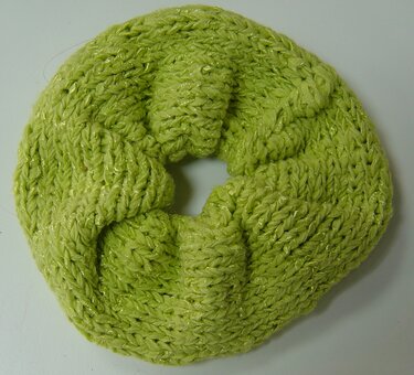 limettengrüner gestrickter Loop-Schal, rund gelegt, grobes Maschenmuster mit Glanzfäden