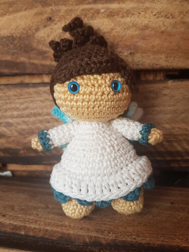 Handgehäkeltes Amigurumi-Engelchen mit blau-türkisen Akzenten und sichtbaren Details