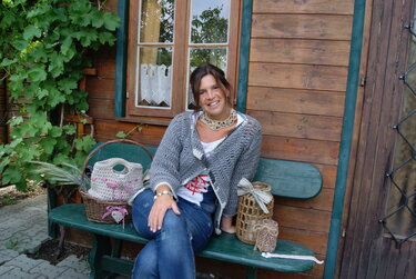 Trachtenhäkelei - 8 Anleitungen (Weste, Tuch, Tasche, Halskette, Clutch, Kopftuch, Windlicht, Lesezeichen) - Häkeln