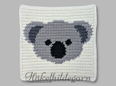Gehäkeltes Quadrat mit Koala-Kopf in Grau, Schwarz und Cremeweiß