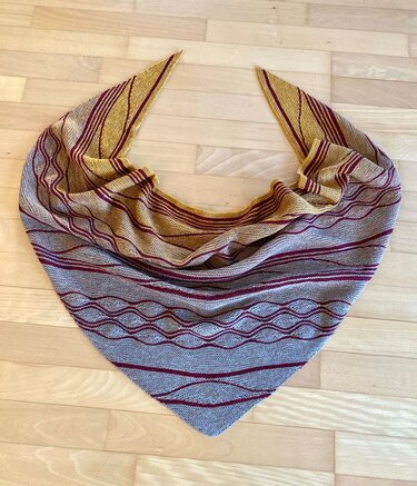 Gestricktes spitz zulaufendes Dreieckstuch mit burgundfarbenen Wellenstreifen auf senf- und grauem Grund