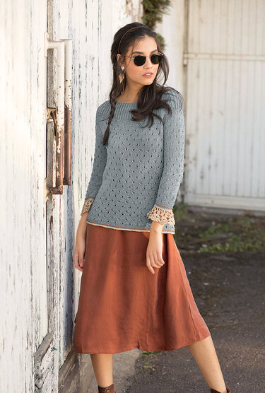 Gestrickter grauer Pulli mit gehäkelten Ärmelbordüren - Häkeln