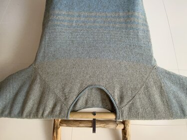 Gestrickter Damenpullover mit Rundpasse in Blau- und Beigetönen und feinem Streifenmuster