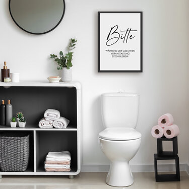 Minimalistisches Bad mit rundem Spiegel, offenem Regal, Pflanze, Toilette und gerahmtem Typografie-Poster