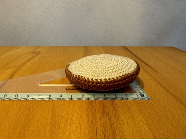 Häkelkeks neben Lineal zur Größenabschätzung