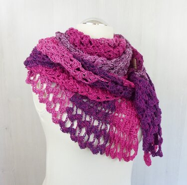 Crochet pattern SommerGlüück a light and airy triangular shawl