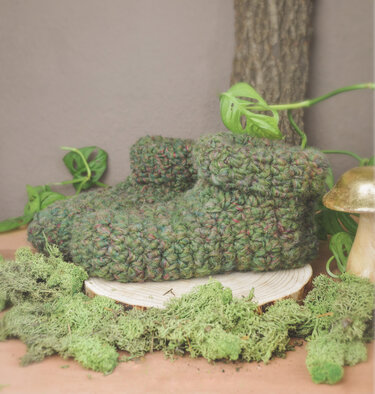 Moos Slippers. Crochet pattern. No more cold feet. Green, warm, fluffy.