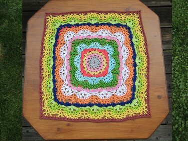 Häkelanleitung Zierdeckchen Regenbogen aus Wollresten