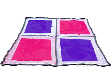 Gehäkelte quadratische Decke mit vier Panels: Meerjungfrau, Fee, Einhorn und Drache in Pink und Lila, mit weißer und grauer Umrandung.