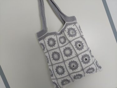 Gehäkelte Umhängetasche Grau-Weiß mit Granny-Square-Motiv und Zierperlen