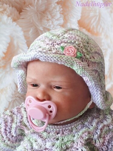 Strickanleitung Reborn oder Baby Kleidchen Set mit Wellenmuster, 3 teilig - Bild 5