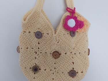 Boho-Umhängetasche in Creme mit bunten Knöpfen und gehäkeltem Blumenanhänger
