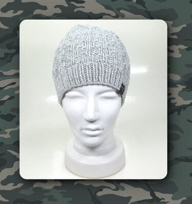 Hellgraue gestrickte Herrenmütze mit Rippenmuster, frontal auf weißem Schaufensterkopf