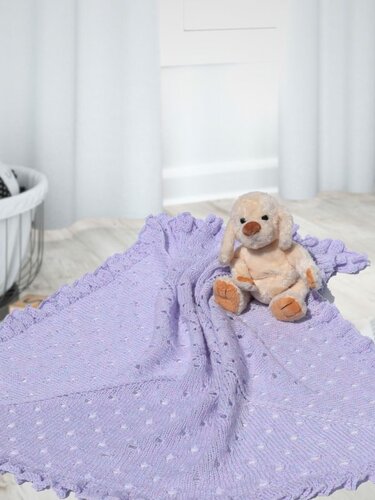 Gestrickte Babydecke in Flieder mit Noppenmuster, Rüschenkante und Plüschtier Hund