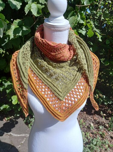 Häkel-Dreieckstuch mit Lochbordüre und geripptem Mittelteil auf Büste