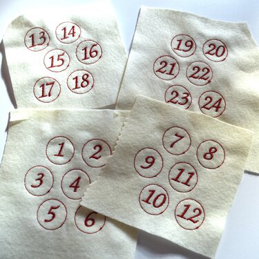 Cremefarbene Filzstücke mit roten, umkreisten Zahlen 1–24.