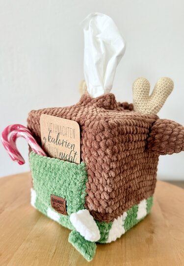 Weiche, gehäkelte Rentier-Taschentuchbox mit Geweih, grünem Fach und Zuckerstange als Dekoration