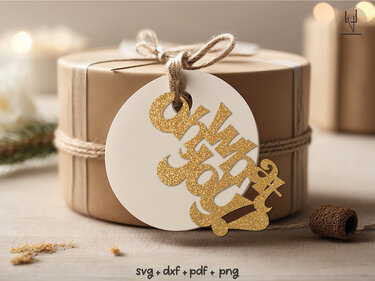 Weißer runder Anhänger mit glitzernder goldener Schrift an einem Geschenk aus Kraftpapier