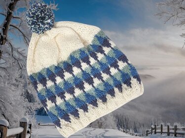 Mehrfarbige gestrickte Mütze mit blau-grün-weißem Rautenmuster, Rippenbund und Bommel