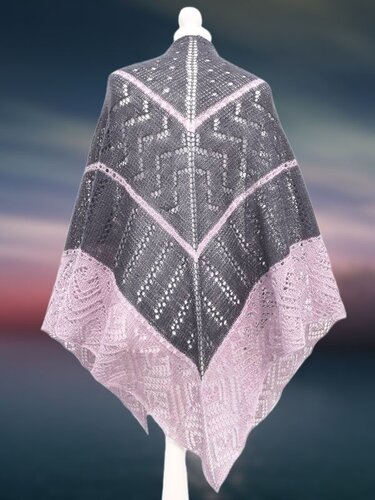 Gestricktes Dreieckstuch in Grau und Rosa mit Spitzenrand auf Schneiderpuppe drapiert