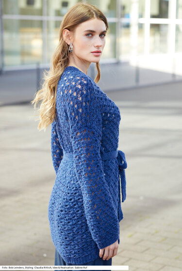 Jacke mit Gürtel im Ajourmuster in Dunkelblau - Bild 4