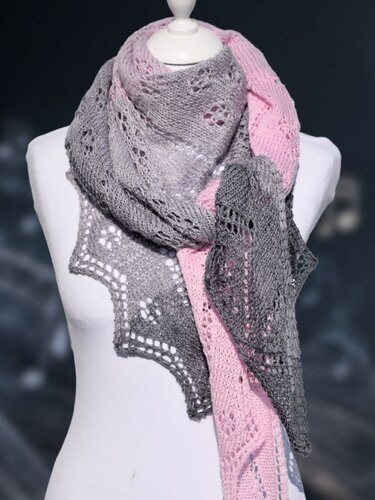 Gestricktes Dreieckstuch in Grau und Rosa mit Lochmuster auf Schneiderpuppe