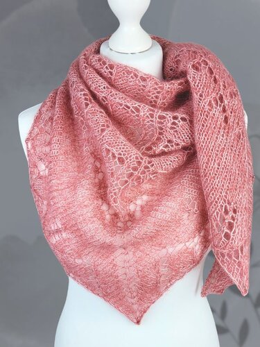 Rosa gestricktes Dreieckstuch mit feinem Ajourmuster auf weißer Präsentationsbüste