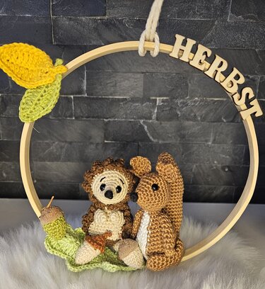 Häkelring für Herbstdekoration mit Amigurumi-Igel, Eichhörnchen, Blättern und Eicheln