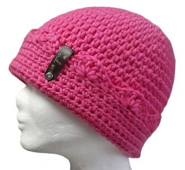 Rosafarbene gehäkelte Damen-Beanine mit Etikett „hand made“, Seitenansicht